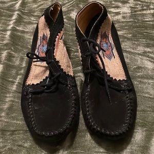 Minnetonka Moccasins, Black, Size 8.